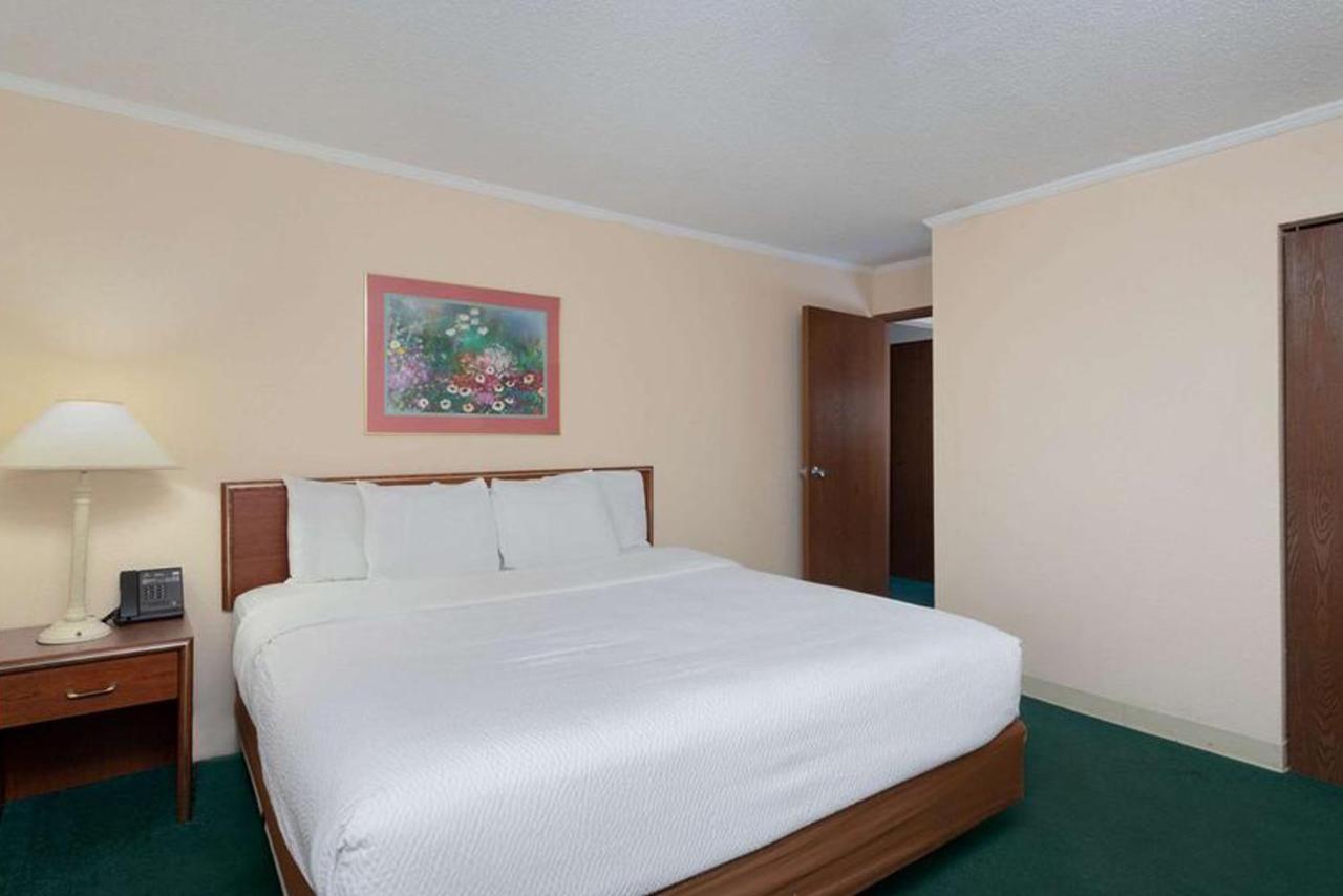 Norwood Inn & Suites Indianapolis East Post Drive ภายนอก รูปภาพ