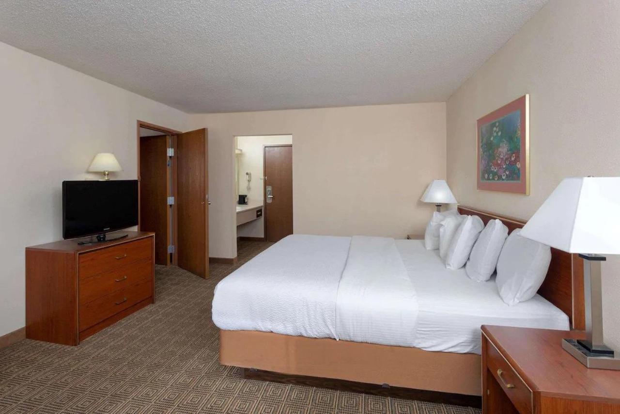 Norwood Inn & Suites Indianapolis East Post Drive ภายนอก รูปภาพ