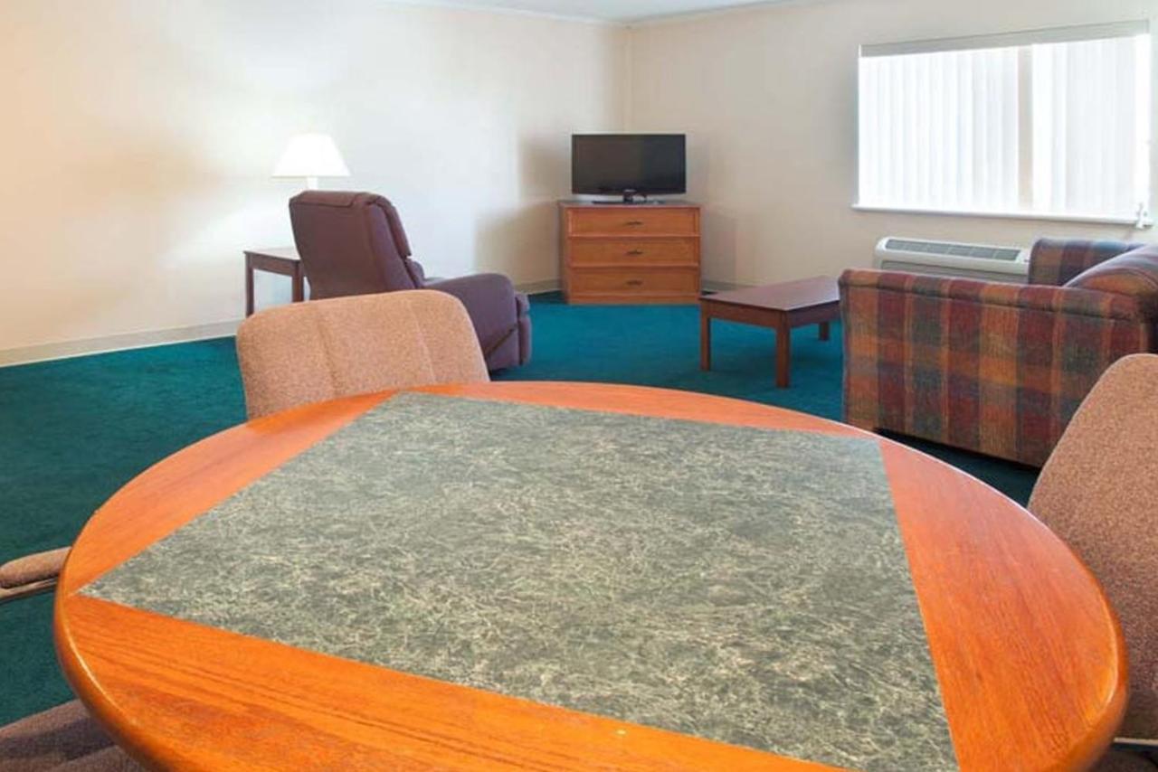 Norwood Inn & Suites Indianapolis East Post Drive ภายนอก รูปภาพ