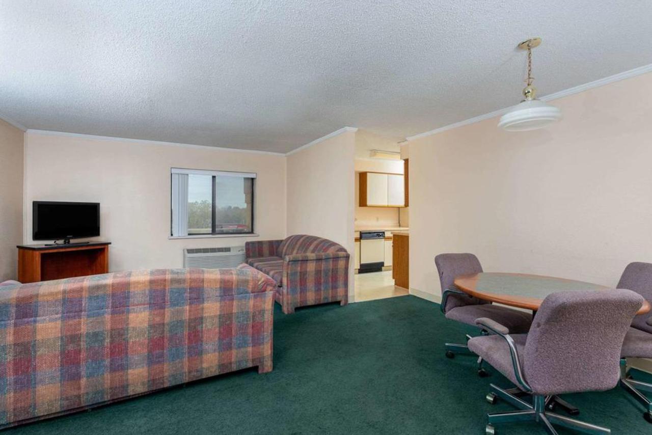 Norwood Inn & Suites Indianapolis East Post Drive ภายนอก รูปภาพ