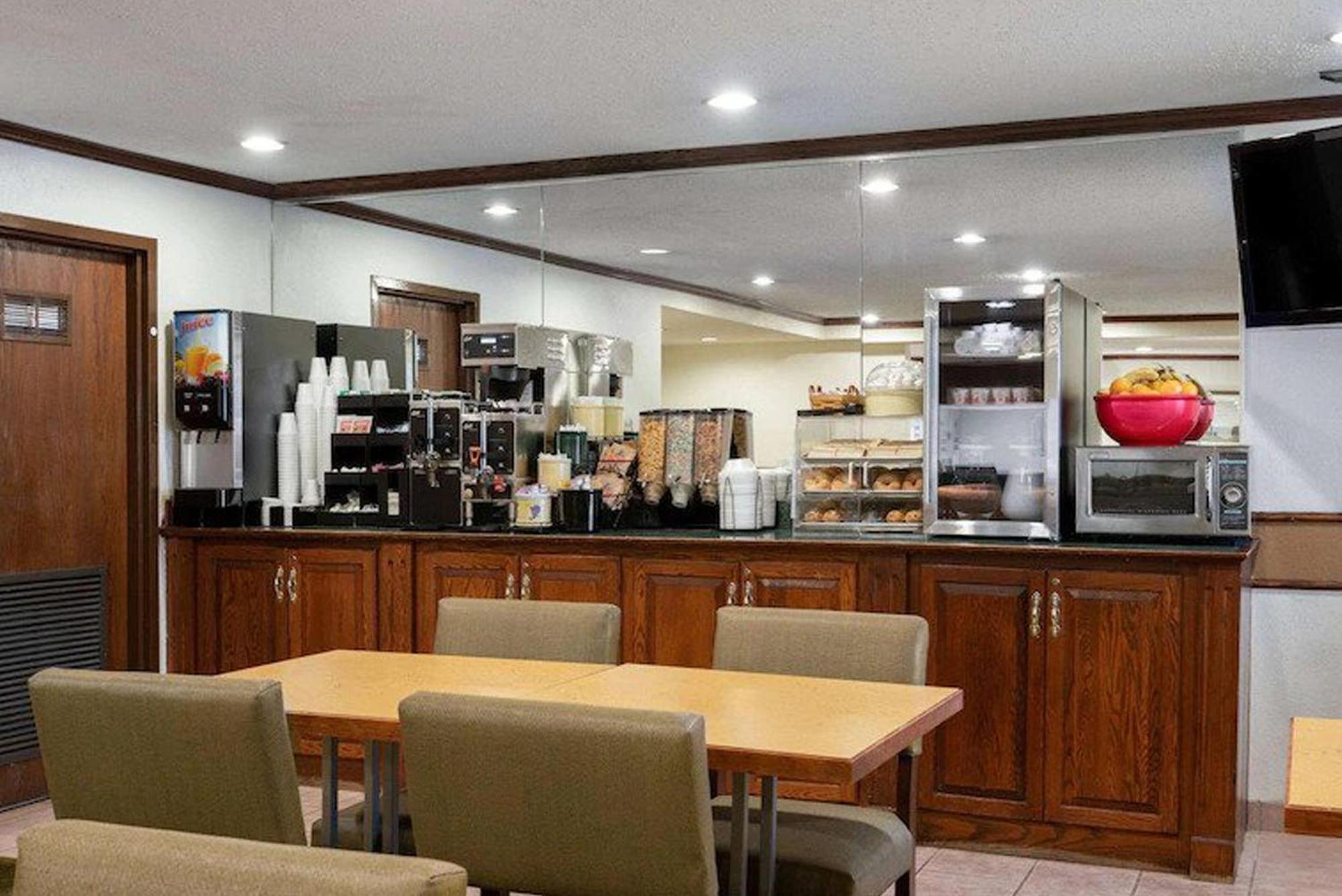 Norwood Inn & Suites Indianapolis East Post Drive ภายนอก รูปภาพ